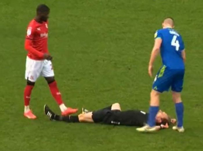 Znokautowany sędzia zniesiony z boiska na noszach (VIDEO)